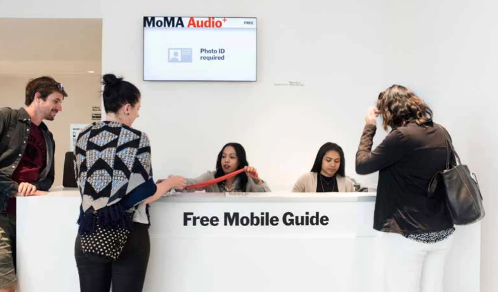 เคาน์เตอร์บริการข้อมูลเสียงแนะนำที่พิพิธภัณฑ์ศิลปะสมัยใหม่ (MoMA) นิวยอร์ก