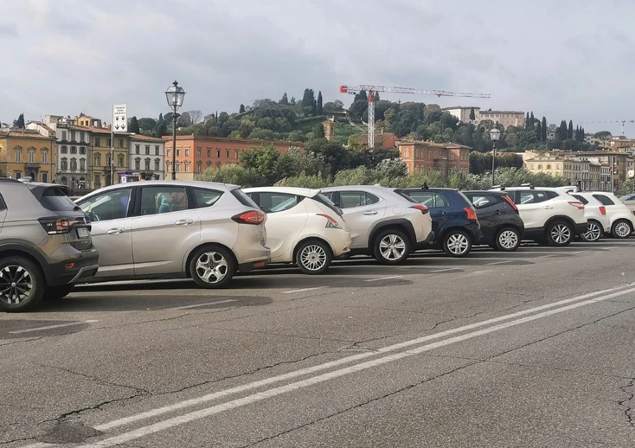 Gatvės automobilių stovėjimo aikštelė šalia Uficių galerijos