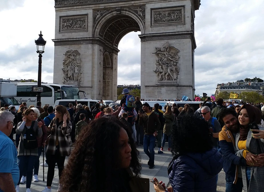 Buchen Sie Ihre Tickets für den Arc de Triomphe im Voraus.
