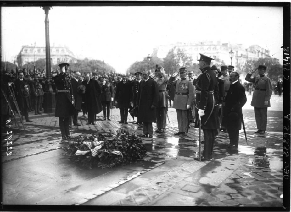 Who is buried in the Tomb of the Unknown Soldier in France