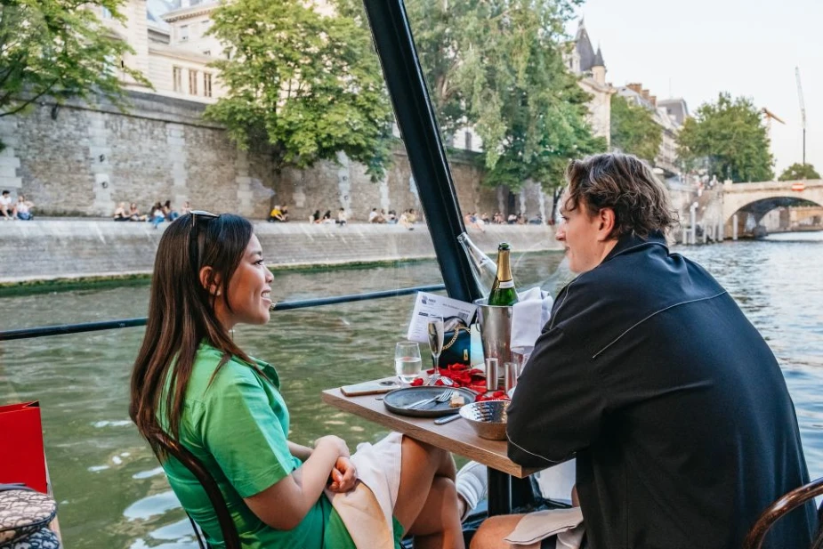 Pelayaran Makan Malam di Sungai Seine (Paris)